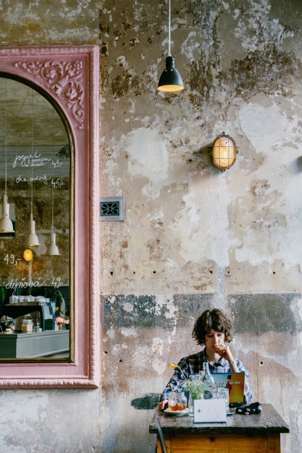Bar / restaurace / café - Café Letka: Místo, kde stěny vyprávějí příběh času