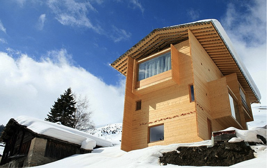 „Annalisa si vždy přála žít v domě ze dřeva. Kdykoliv o tom mluvila, v duchu jsem si představoval útulný dům v horách,“ říká architekt. Manželce přání splnil: v osadě ze 14. století jménem Leis postavil tři dřevěné třípatrové domy se štítovými střechami, které korespondují s architekturou okolních staveb.