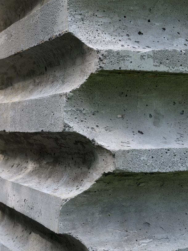 Exteriér - Lesní domek působí jako betonová skrýš