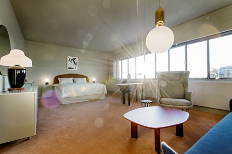 Pokoj v kodaňském hotelu SAS Royal Hotel, původně navrženém Arne Jacobsenem, který v roce 2014 dostal desigér Jaime Hayón příležitost nově vybavit výrobky značky Republic of Fritz Hansen.