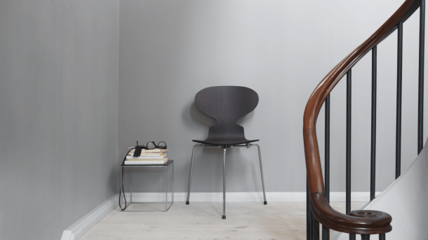 Třínohá židle Ant, z jejíž formy Arne Jacobsen při navrhování židle Series 7 vycházel.