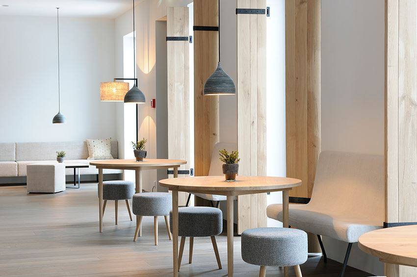 Materiály použité v interiéru se odkazují k místním tradicím a možnostem: je zde hojně zastoupen kámen, masivní dřevo, patinovaná kůže, a z textilu pak především lněné plátno a hrubší vlněné sukno loden.