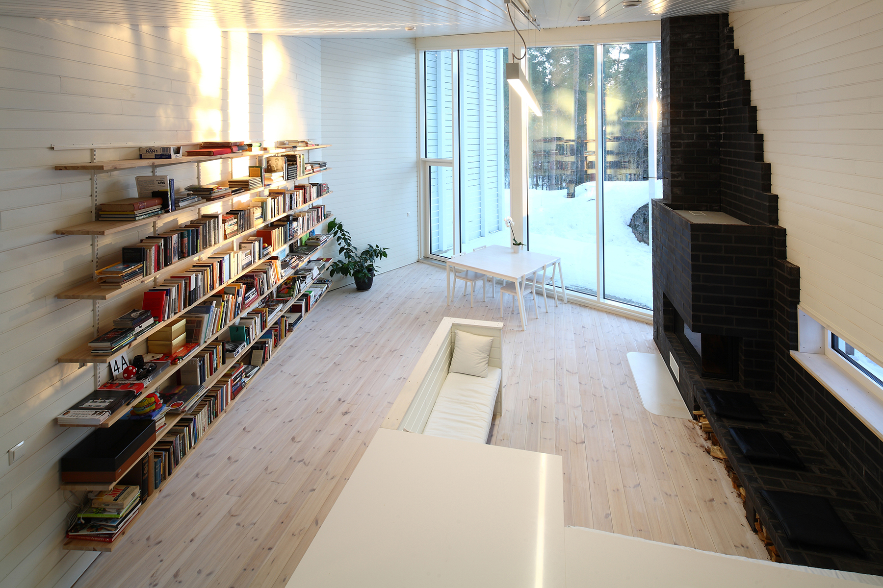 Interiér tvoří jeden multifunkční prostor, využívaný pro veškeré činnosti od spaní přes jezení až po společenský život. Tento koncept jednolitosti se nazývá tzv. tupa nebo pirtti a je tradičním prvkem finské architektury.