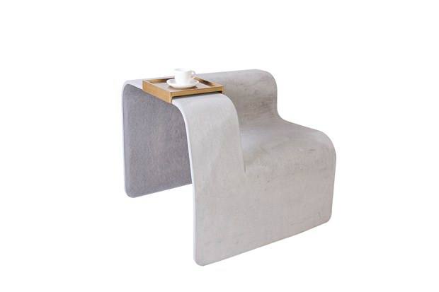 I tahle židle z dílny mladé slovinské designérky a architektky Tiny Rugelj dokazuje, že beton není hromotlucký materiál, ale hodí se i pro křehké dívky. Křesílko s variabilní područkou na pravé či levé straně lze rozšířit na dvojsedák, vhodný třeba právě do dámského budoáru.
