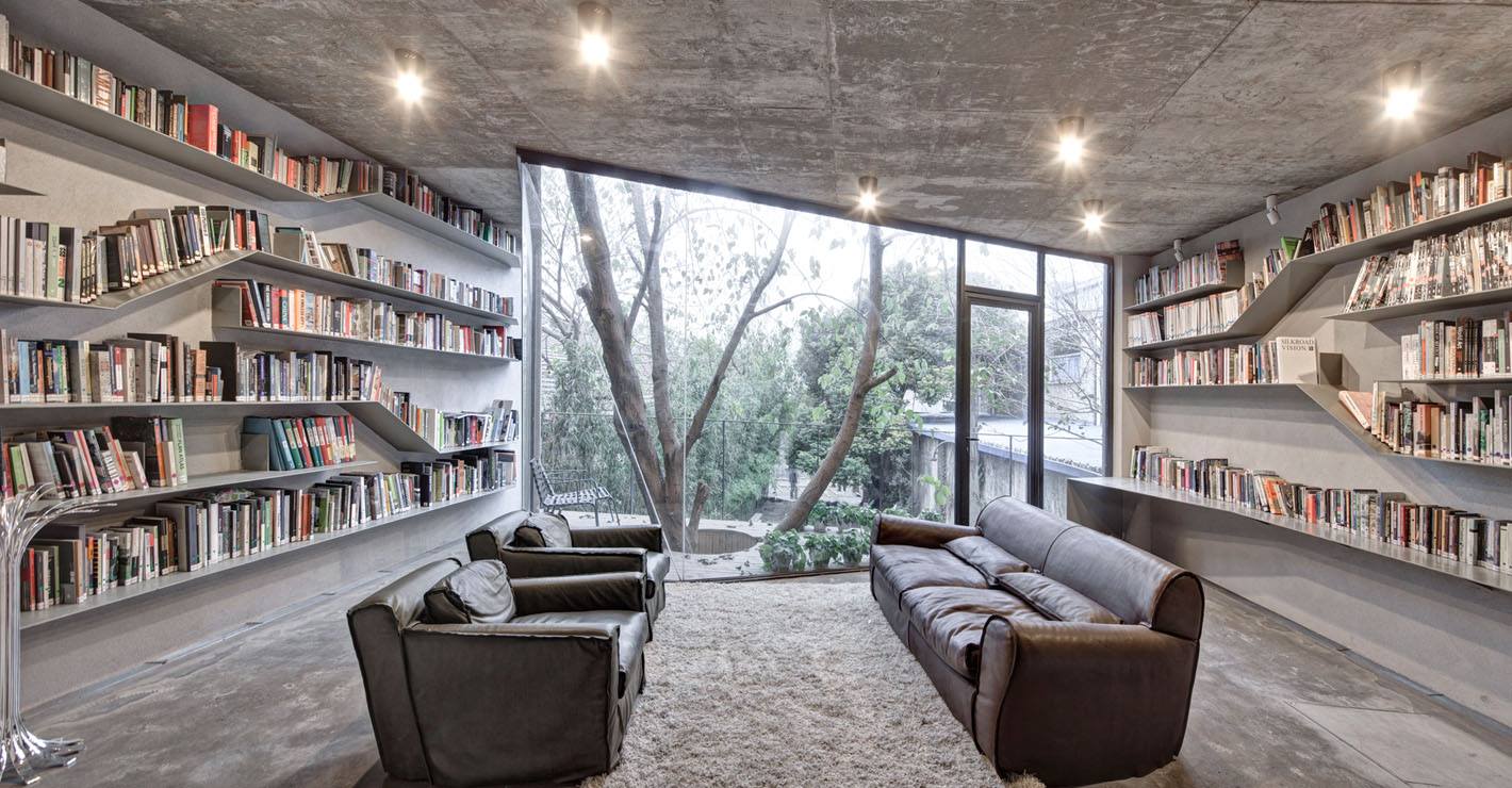 Z knihovny v patře lze vyjít na malý trojúhelníkový balkonek. Celková plocha pavilonu čítá tři sta metrů čtverečních. Beton se objevuje na všech plochách a površích. Yuan nechal v celém prostoru vyznít sílu šedé barvy a materiálu betonu. Navrhl i všechny vestavěné prvky, jako je například sestava knihoven.