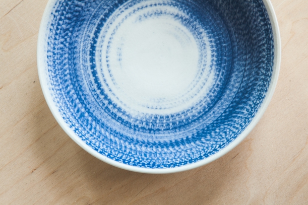 Doplňky - Malovaný porcelán nebo čistou keramiku? Jídelna snese obojí