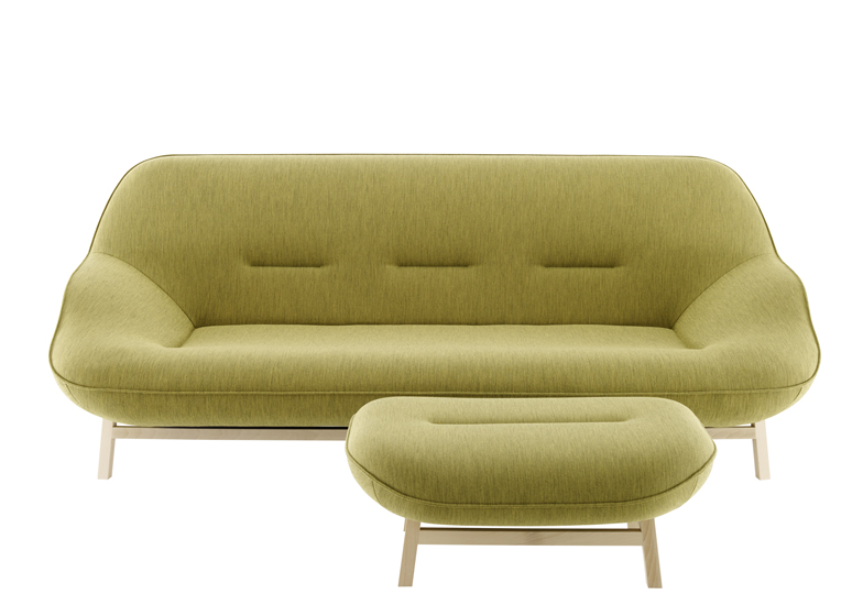 Francouzský výrobce Ligne Roset nelenil a zaujal řadou novinek včetně tohoto robustně-elegantního sofa Cosse od francouzského designéra Philippa Nigra, který byl aktuálně vyhlášen magazínem Wallpaper jako designér roku 2013.