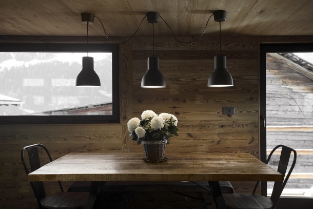Interiér - Rekonstrukce horské stodoly ve Švýcarsku ukazuje dřevo ve všech podobách