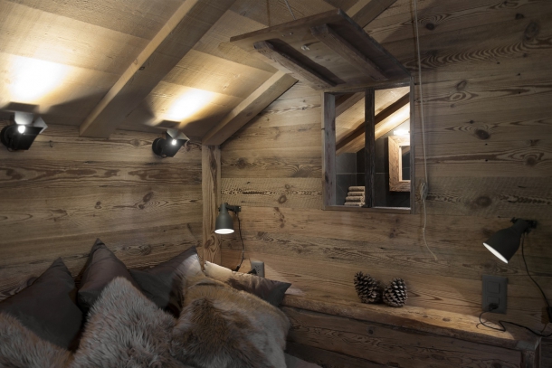 Interiér - Rekonstrukce horské stodoly ve Švýcarsku ukazuje dřevo ve všech podobách