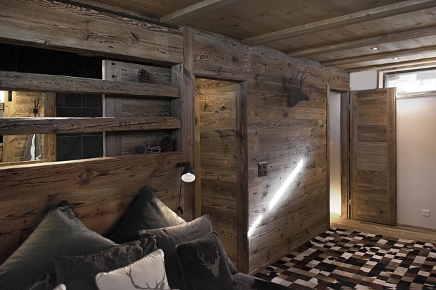 Interiér - Rekonstrukce horské stodoly ve Švýcarsku ukazuje dřevo ve všech podobách