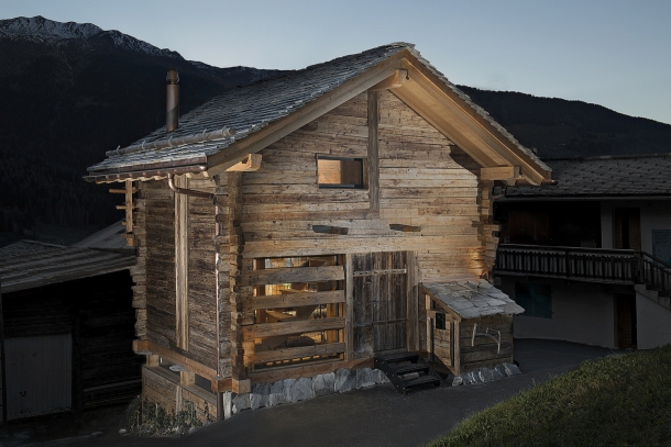 Interiér - Rekonstrukce horské stodoly ve Švýcarsku ukazuje dřevo ve všech podobách