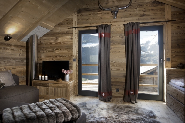 Interiér - Rekonstrukce horské stodoly ve Švýcarsku ukazuje dřevo ve všech podobách