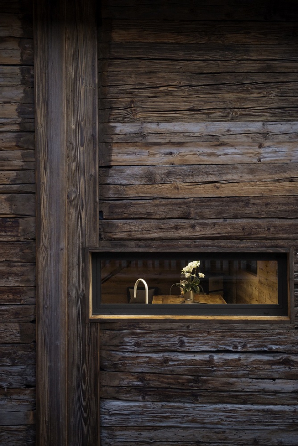 Interiér - Rekonstrukce horské stodoly ve Švýcarsku ukazuje dřevo ve všech podobách