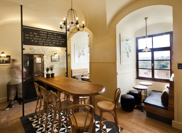 Bar / restaurace / café - Kavárna Starbucks, jak ji neznáte: staronový design na Pražském hradě