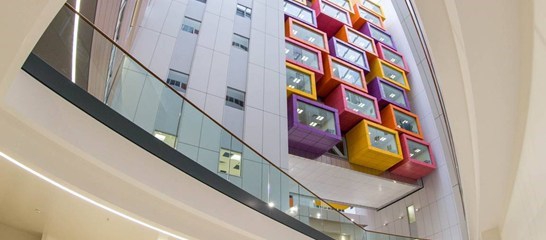 Komerční projekty - Glasgow boří bílou nemocniční nudu