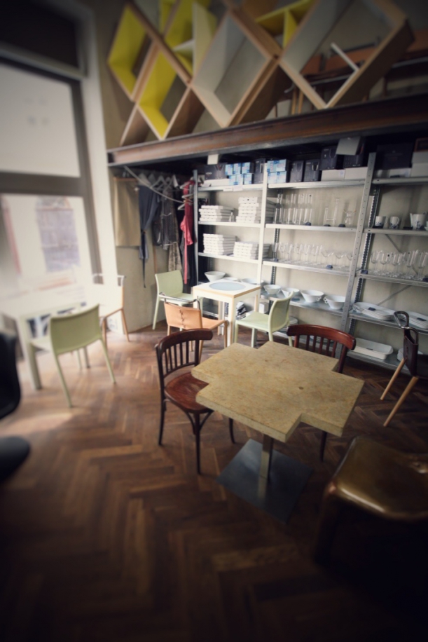 Bar / restaurace / café - Bistro No. 19: Designové produkty jako předkrm, výstava  jako zákusek