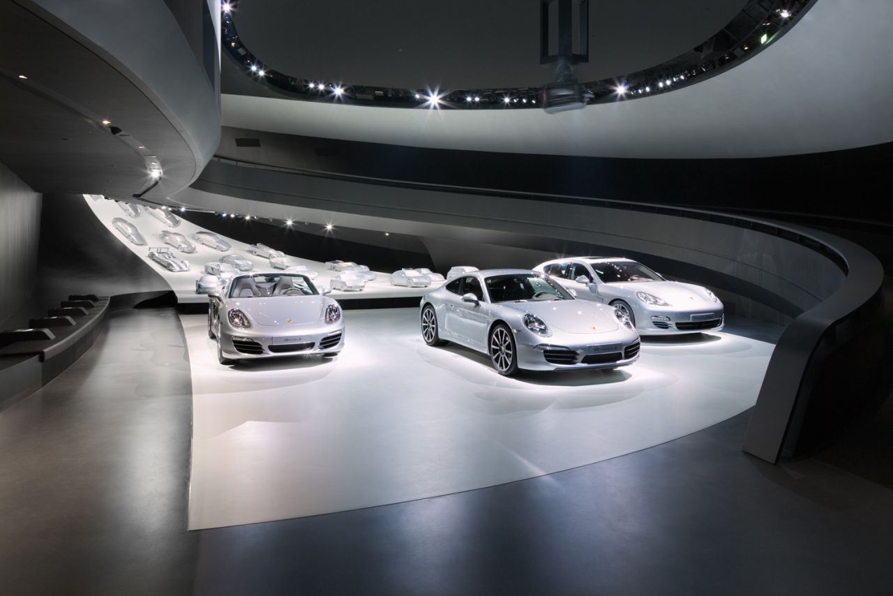 Uvnitř pavilonu je vystaveno na pětadvacet historických modelů automobilu značky Porsche v měřítku 1:3. Nejstarší je Porsche z roku 1948. Nechybí ale samozřejmě ani modely ze současné produkce.  