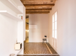 Byt v pasáži Dos de Maig - chodba