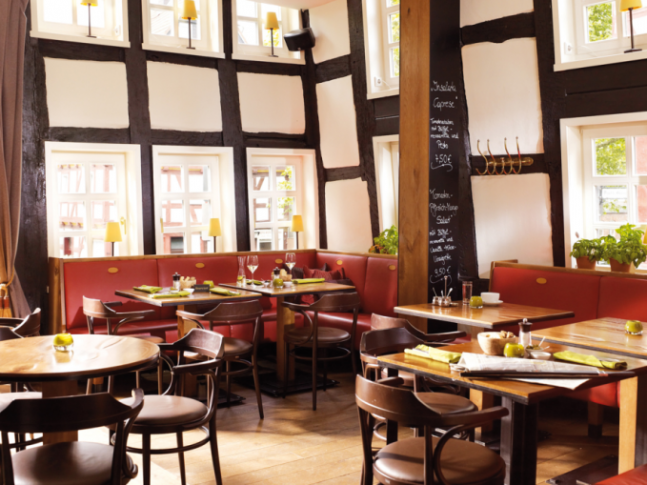 Restaurace plná dřeva