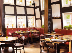 Restaurace plná dřeva