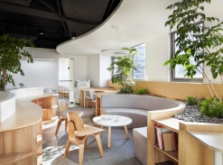 Zahrada ukrytá za betonovou stěnou