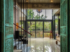 Clay Roof House - vstupní hala