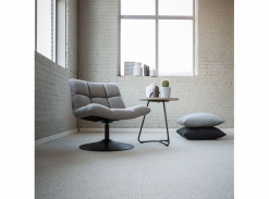 Bílý vlněný koberec v obývacím pokoji