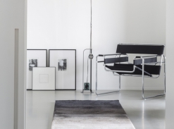 Koberec JoV v minimalistickém interiéru