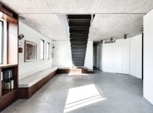 Suspended steel staircase - penthouse