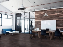 Kancelář s dřevěnou podlahou