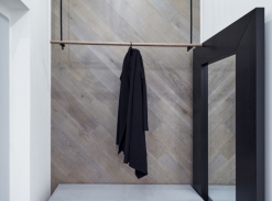 Cementová stěrka na podlaze v chodbě