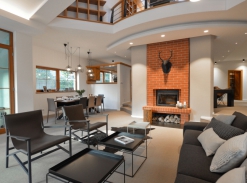 Interiér domu se sisalovým kobercem