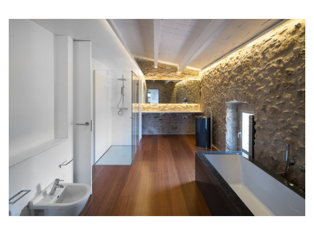 Koupelna domu v Gironě 