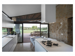 Kuchyně s jídelnou domu v Gironě