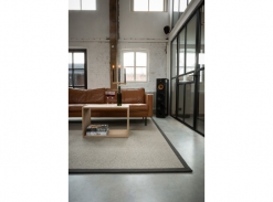 Kusový vlněný koberec k sedačce