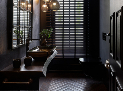 Dřevěná mozaiková podlaha v koupelně