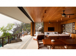 Dům a bazén vytesaný do skály