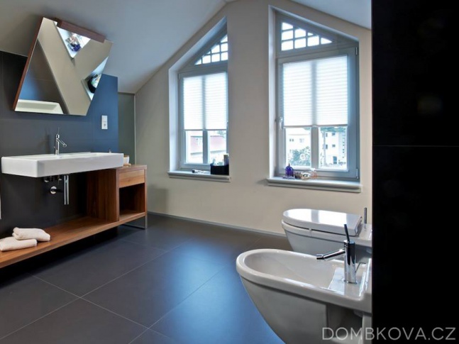 Půdní byt ve vile - koupelna