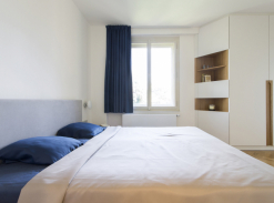 Ložnice světlého bytu v Dejvicích