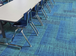 Gymnázium s luxusními dlaždicemi.