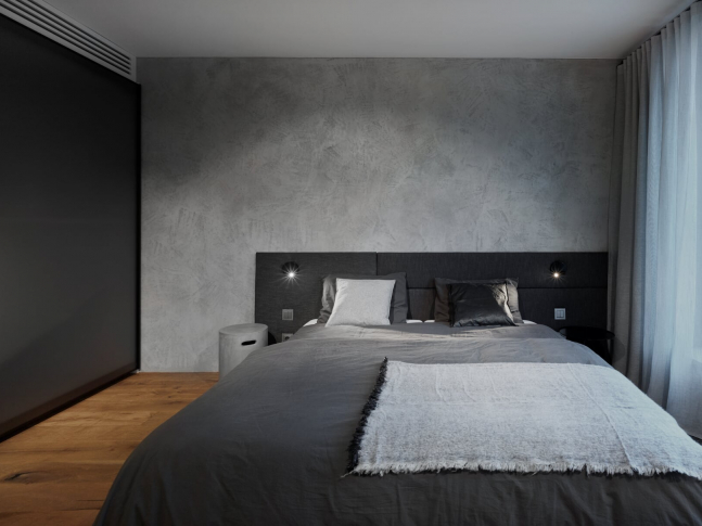 Ložnice s imitací betonu