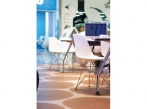 Cementová stěrka na pobočkách Allianz V podlahové stěrce je vložena dubová dýha, podlahy BOCA Group.