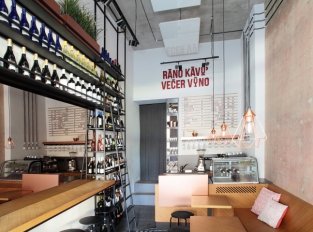 RÁNO KÁVU VEČER VÍNO