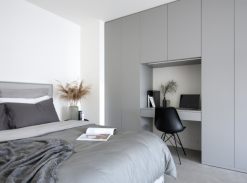 Ložnice v šedých tónech