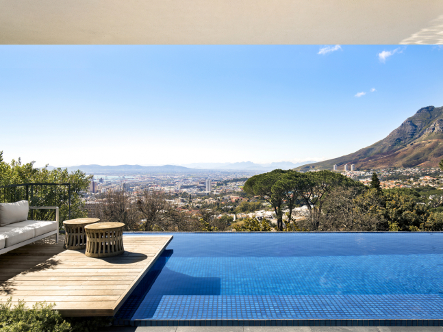 Terasa s bazénem v domě v Kapském Městě 