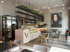 Cementová stěrka na barový pult