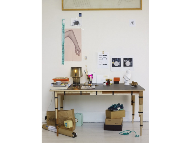 Stolní lampa Muuto Cosy in Grey