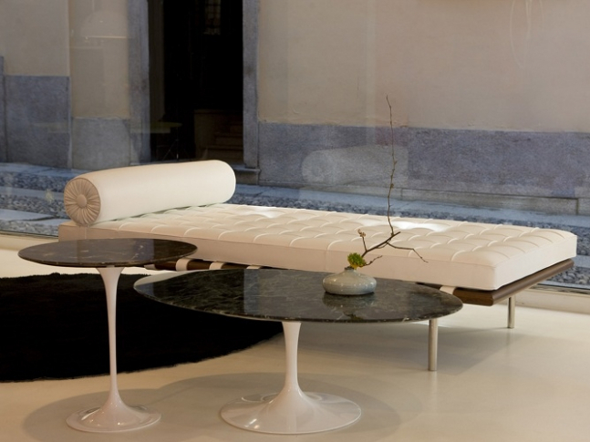 Oválný odkládací stolek Tulip 