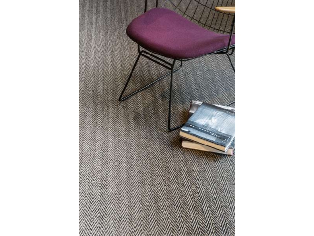 Bellevue - sisalový koberec se vzorem rybí kost Sisalový koberec Bellevue ze stoprocentního sisalu.