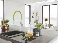 Pestrobarevný svět Essence Professional